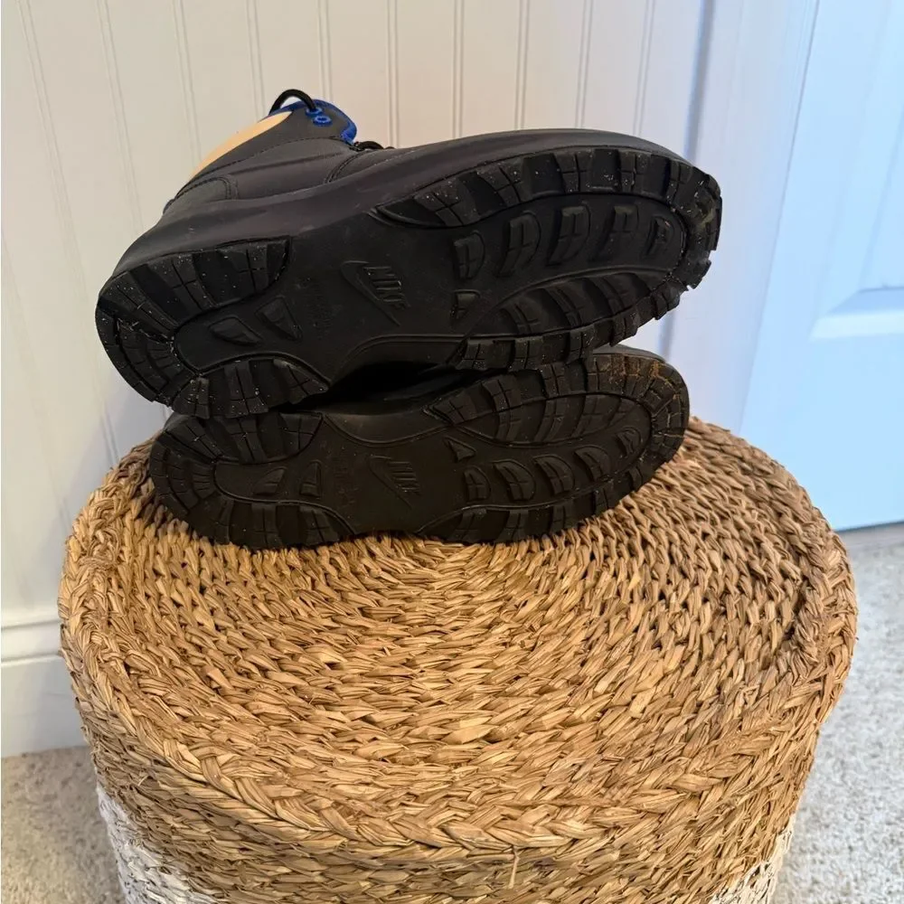 Nike Manoa LTR kids boots in the Black/Black-Sesame-Game Royal. Size 3Y